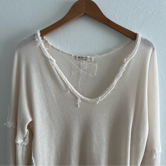 We The Free Cream Long Sleeve Top Sz Small Raw Seams Soft Oversized Knit - Picture 2 of 9